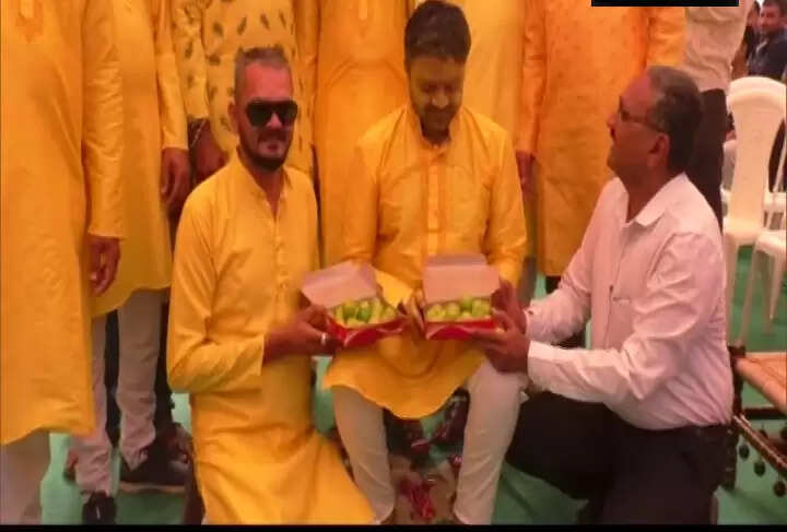 மணமகனுக்கு நண்பர்கள் அளித்த விநோதமான திருமண பரிசு!!