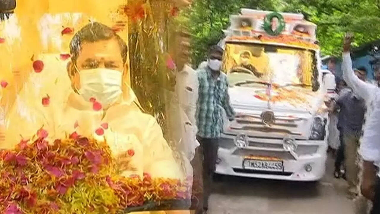 அதிமுக பொதுக்குழு சற்றுமுன் தொடங்கியது... மேடை ஏறினார் இபிஎஸ்!! ஆதரவாளர்கள் உற்சாகம்..!!