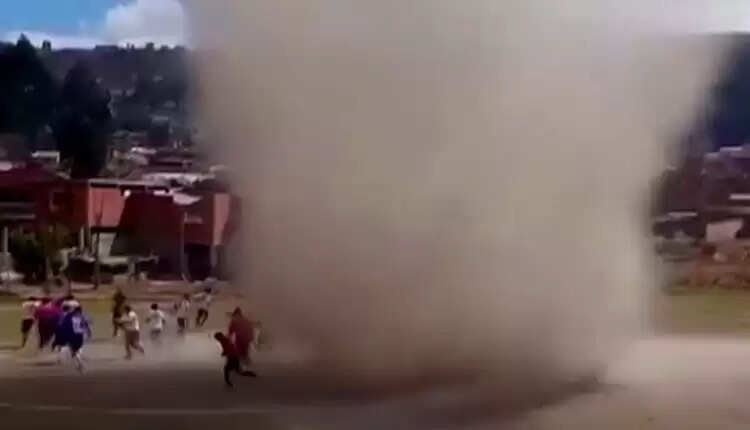 திடீரென சுழண்டு சுழண்டு வீசிய மணல் சூறாவளி... நிலைகுலைந்து போன கால்பந்தாட்ட வீரர்கள்! திடீரென சுழண்டு சுழண்டு வீசிய மணல் சூறாவளி... நிலைகுலைந்து போன கால்பந்தாட்ட வீரர்கள்!