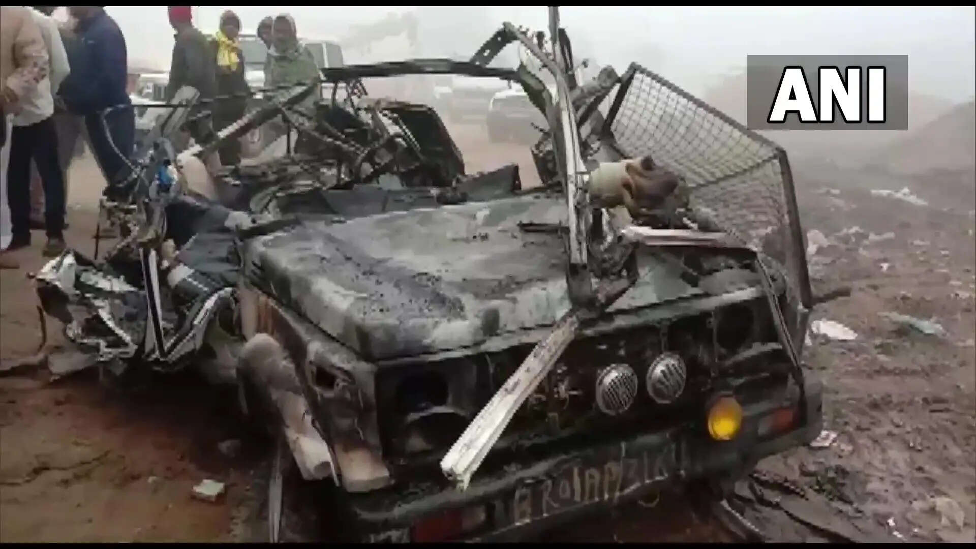 ரோந்து வாகனம் மீது லாரி கவிழ்ந்து விபத்து - 3 போலீசார் பலி!!