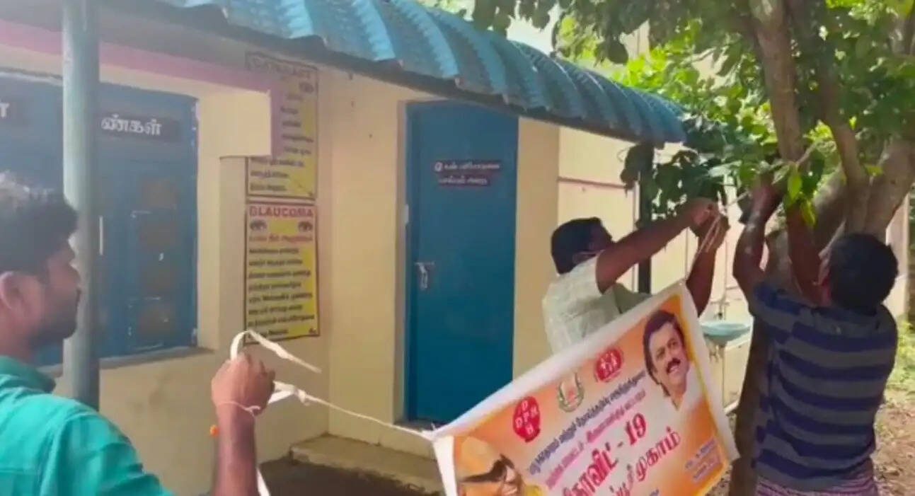 மோடியின் படம் இல்லாததால் தடுப்பூசி முகாம் பேனரை அகற்றிய பாஜகவினர்!! மோடியின் படம் இல்லாததால் தடுப்பூசி முகாம் பேனரை அகற்றிய பாஜகவினர்!!
