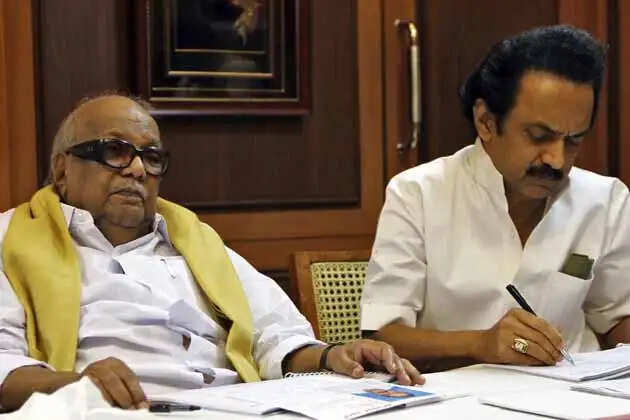 கருணாநிதி அறக்கட்டளை சார்பில் ரூ.2 லட்சம் நிதியுதவி.. 8 பேருக்கு மு.க.ஸ்டாலின் வழங்கினார் !! கருணாநிதி அறக்கட்டளை சார்பில் ரூ.2 லட்சம் நிதியுதவி.. 8 பேருக்கு மு.க.ஸ்டாலின் வழங்கினார் !!