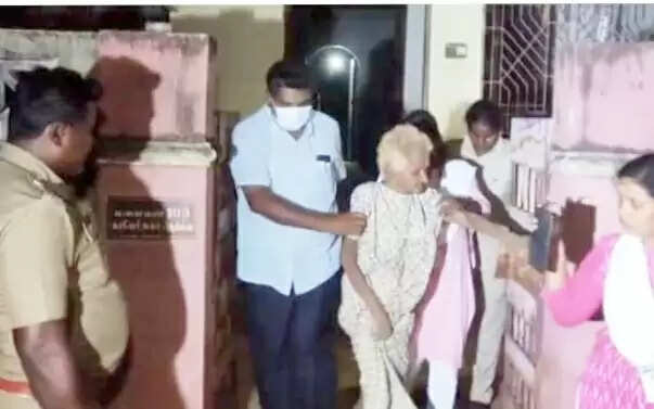 பெற்ற தாயை மண்ணை திங்கவைத்த மகன்கள்.. வழக்குப்பதிவு செய்த போலீசார் ! பெற்ற தாயை மண்ணை திங்கவைத்த மகன்கள்.. வழக்குப்பதிவு செய்த போலீசார் !