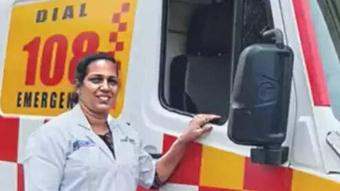 முதல் பெண் ஆம்புலன்ஸ் ஓட்டுநர்.. சாதனை பெண்ணுக்கு குவியும் வாழ்த்து !!