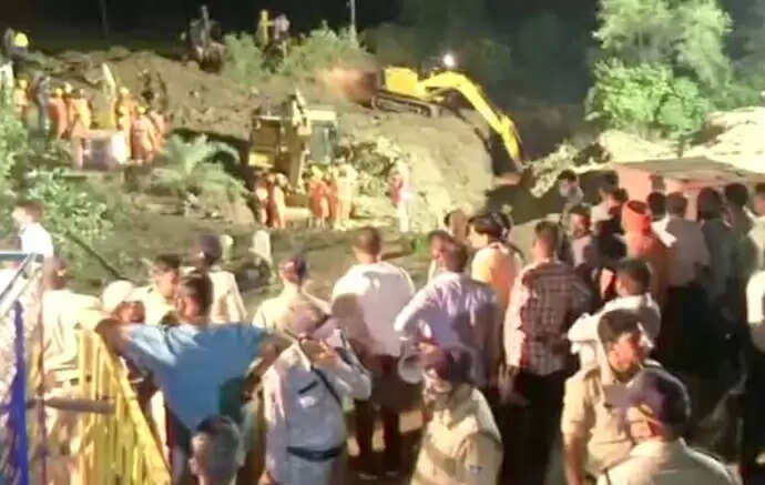 பெரும் சோகம்.. கிணற்றில் விழுந்த ஒட்டுமொத்த கிராம மக்கள்.. பலரை காணவில்லை !!