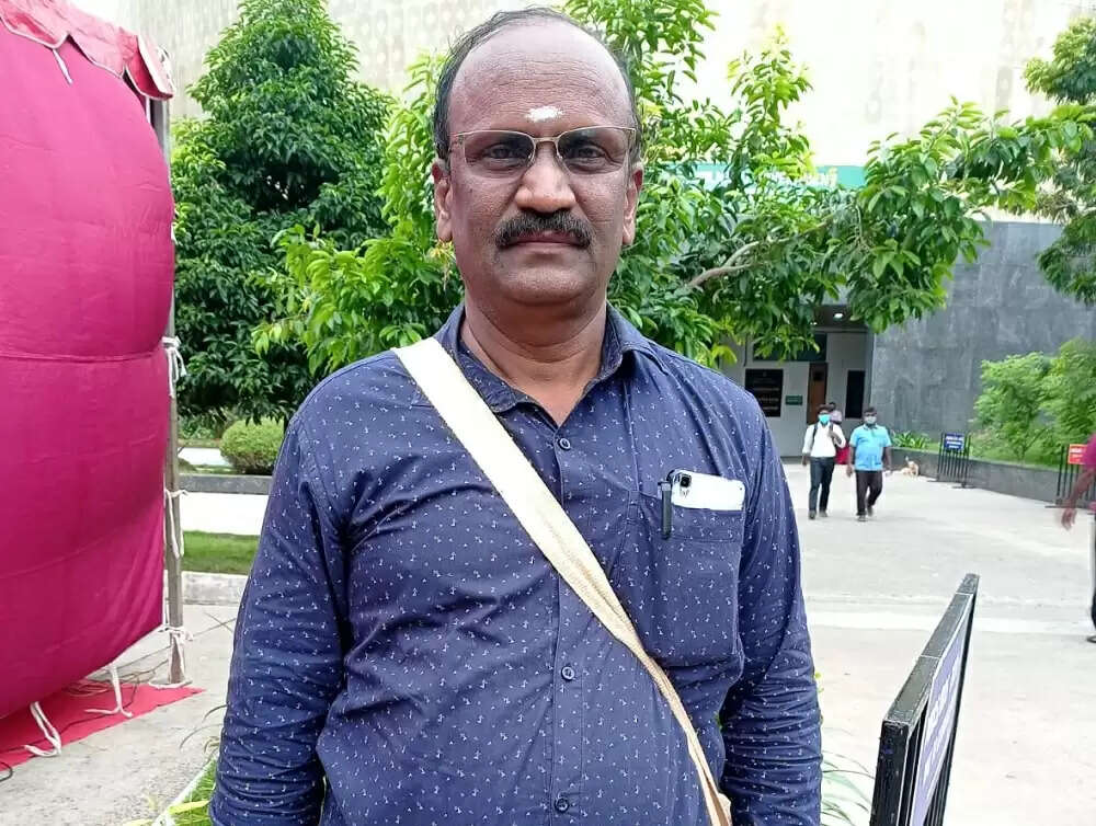 61 வயதில் நீட் தேர்வில் வெற்றி பெற்ற ஓய்வு பெற்ற ஆசிரியர்!! 61 வயதில் நீட் தேர்வில் வெற்றி பெற்ற ஓய்வு பெற்ற ஆசிரியர்!!