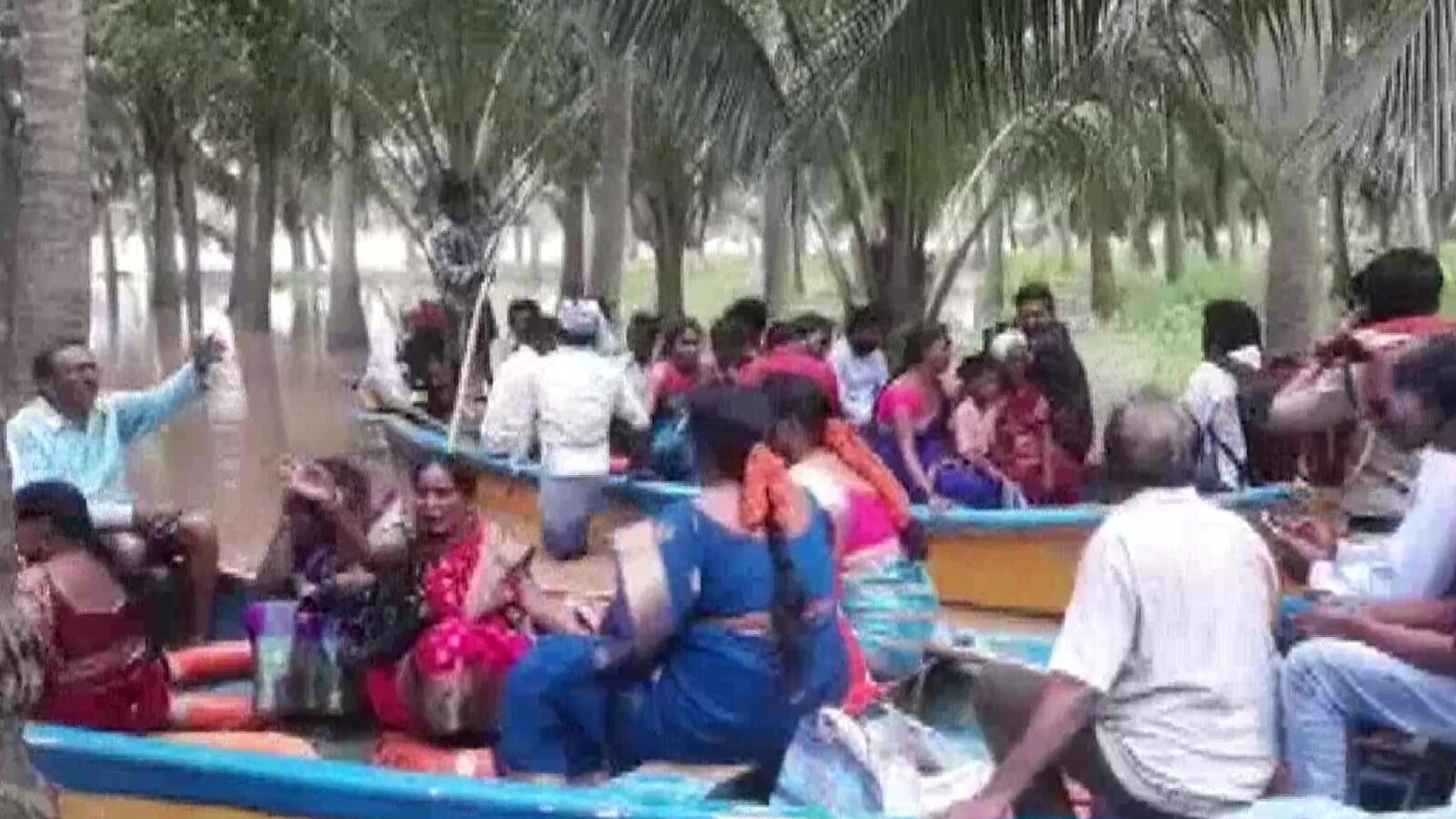 மழை வெள்ளத்தால் திருமணத்தை தள்ளிவைக்க விரும்பாமல் படகு சவாரி மூலம் திருமணம் செய்த மணமக்கள்..!!