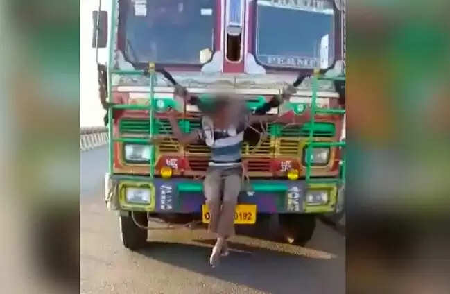 பெரும் அதிர்ச்சி.. இளைஞரை லாரியின் முன்புறம் கட்டி ஓட்டிச்சென்ற டிரைவர்கள் !!