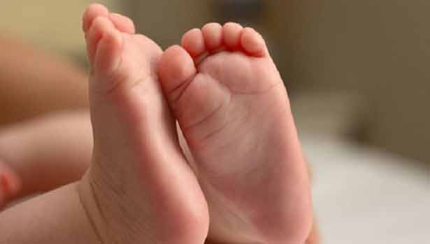 அதிர்ச்சி! பிறந்த குழந்தையை சாக்கடையில் வீசிச் சென்ற பெண்!! அதிர்ச்சி! பிறந்த குழந்தையை சாக்கடையில் வீசிச் சென்ற பெண்!!
