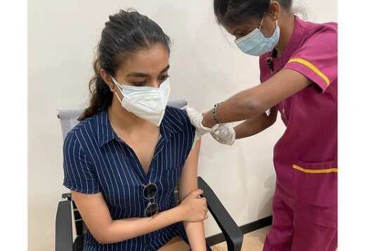 கொரோனா தடுப்பூசி செலுத்திக் கொண்டார் நடிகை கீர்த்தி சுரேஷ்! வைரலாகும் புகைப்படம்