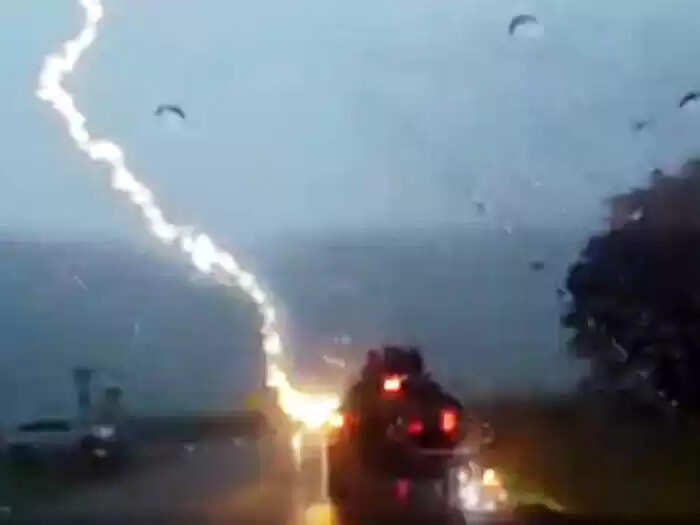 5 பேர் கொண்ட குடும்பம் சென்ற கார் மீது விழுந்த இடி... பதறவைக்கும் வீடியோ..!!