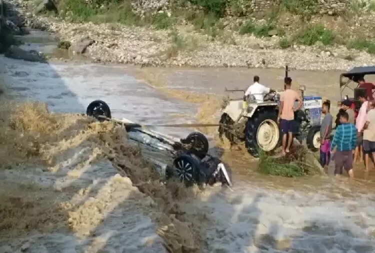 ஆற்றில் அடித்துச் செல்லப்பட்ட கார்.. 9 பேர் பலி.. ஒருவர் உயிருடன் மீட்பு..!