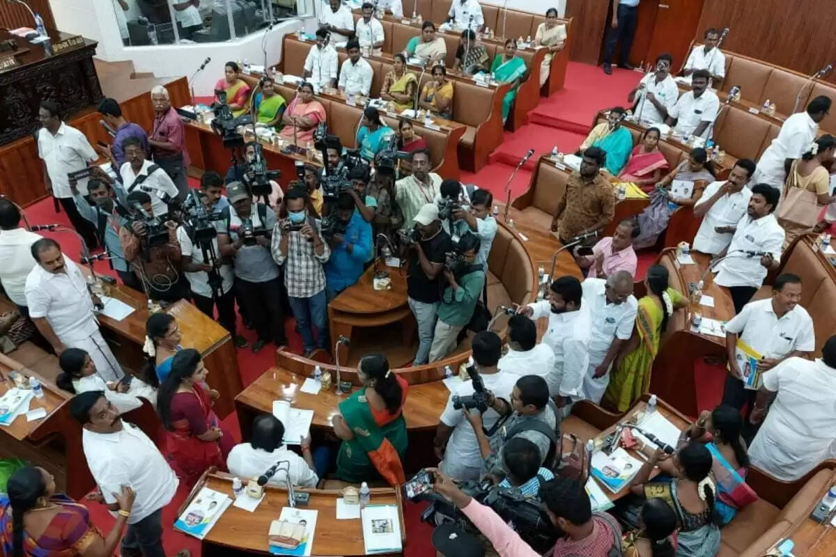 செய்தியாளர்கள் மீது தாக்குதல் நடத்திய திமுகவினர்.. மதுரை மாநகராட்சி கூட்டத்தில் பரபரப்பு..!