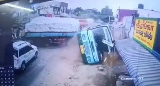 அரசுப்பேருந்து மீது மோதி புரட்டி போட்ட சரக்கு லாரி.. பதறவைக்கும் சிசிடிவி காட்சிகள் !!