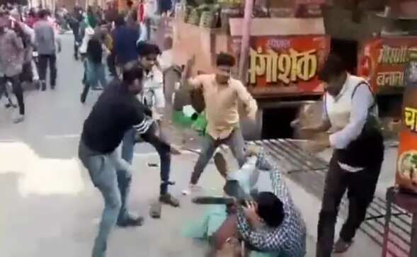 பயங்கரமாக மோதிக் கொண்ட வியாபாரிகள்.. பதற வைக்கும் வீடியோ !!