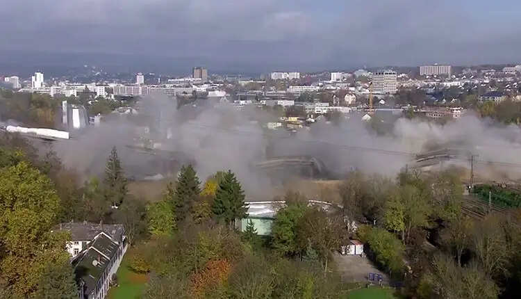 ஜெர்மனியில் இடித்து தரைமட்டமாக்கப்பட்ட 60 ஆண்டுகால பாலம்..! வைரலாகும் வீடியோ