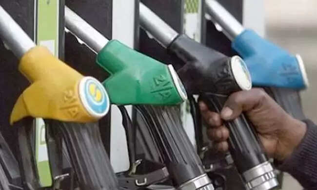 மகிழ்ச்சியில் மக்கள்.. பெட்ரோல் லிட்டருக்கு ரூ.18.50, டீசல் ரூ.40.54 விலை குறைப்பு..!