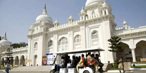 கொரோனாவால் பெற்றோரை இழந்தவர்களுக்கு இலவசம்… நெகிழவைக்கும் அறிவிப்பு !