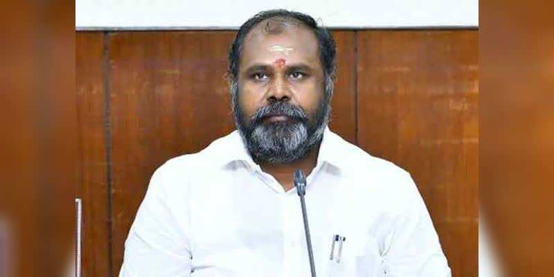 உண்மைகளை வெளியிட்டால் ஓபிஎஸ் வெளியே வரமுடியாது.. ஆர்.பி.உதயகுமார் காட்டம் !!