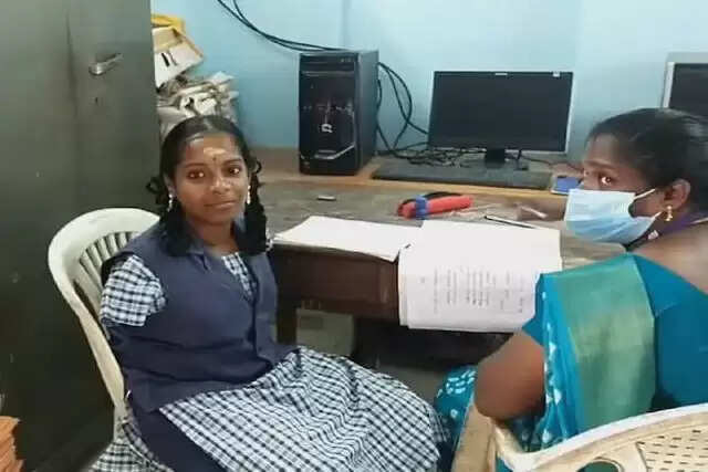 கைகள் இல்லை.. ஆனால் தன்னம்பிக்கை உண்டு..!! சாதிக்க துடிக்கும் பள்ளி மாணவி..!!