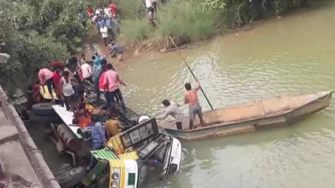 கட்டுப்பாட்டை இழந்த அரசுப் பேருந்து ஆற்றில் கவிழ்ந்து 5 பெண்கள் உட்பட 9 பேர் பலி..!
