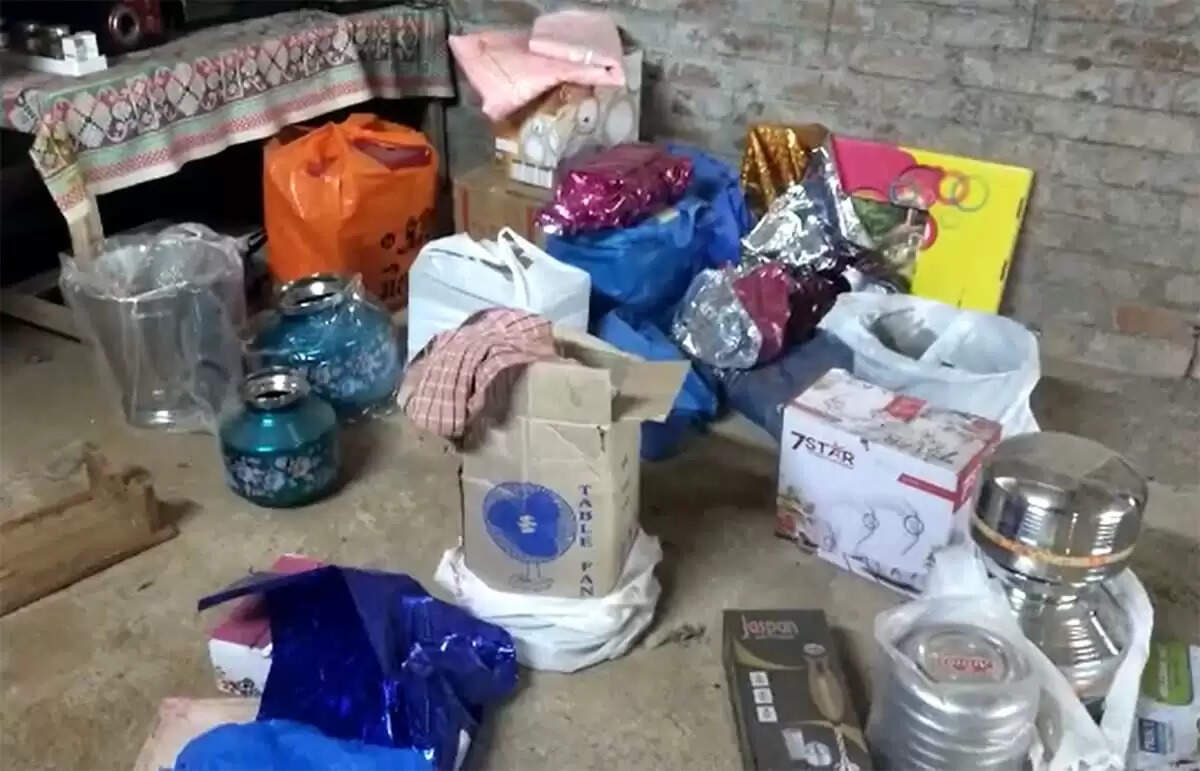 திருமணப் பரிசாக வந்த பொம்மை வெடித்து சிதறியது! மணமகன் படுகாயம்!!