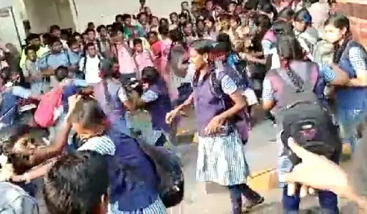 மதுரையில் மாணவிகள் மோதல்.. விசாரணையில் வெளியானது காரணம்..!