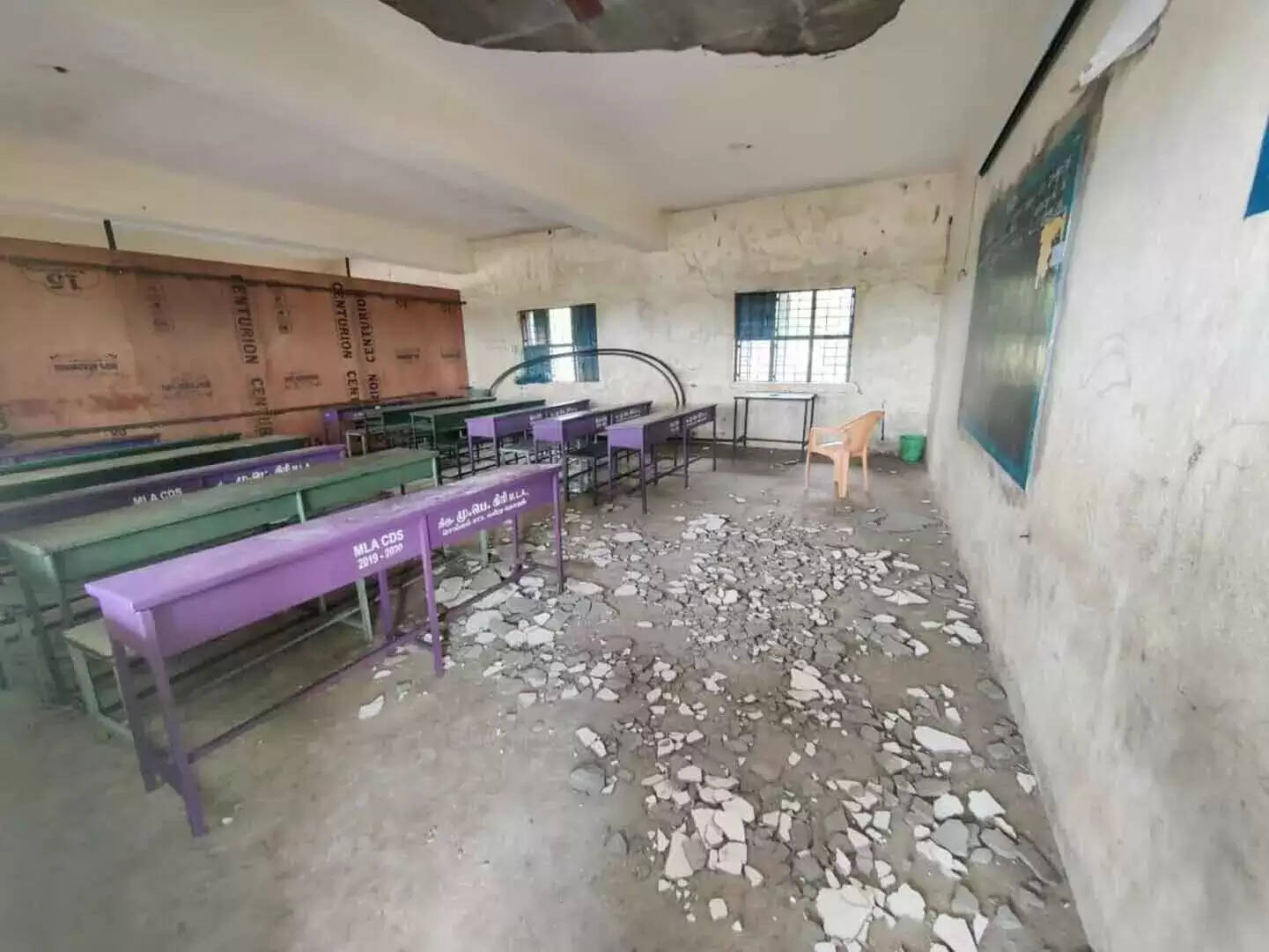அதிர்ச்சி.. அரசுப் பள்ளி சீலிங் சிமென்ட் பூச்சு விழுந்து 3 மாணவர்கள், ஆசிரியர் காயம்..!