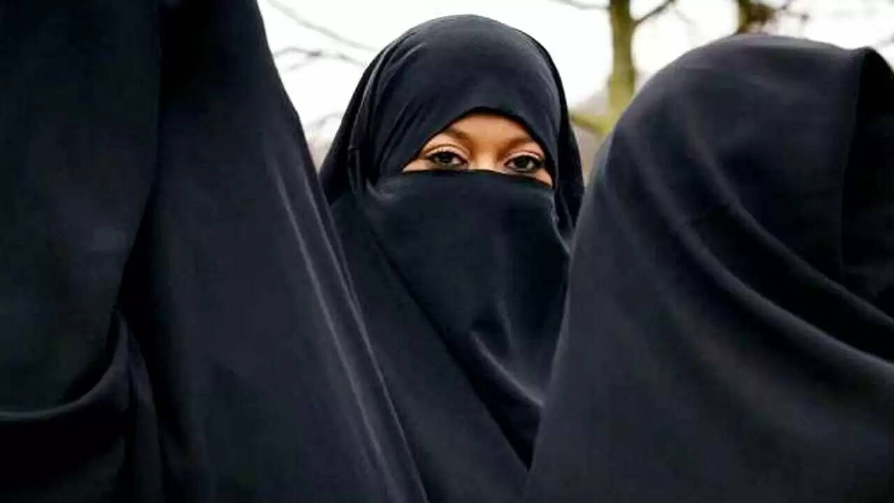 அதிரடி! பெண்களை ஏலம் விட்ட செயலி முடக்கம்!! அதிரடி! பெண்களை ஏலம் விட்ட செயலி முடக்கம்!!