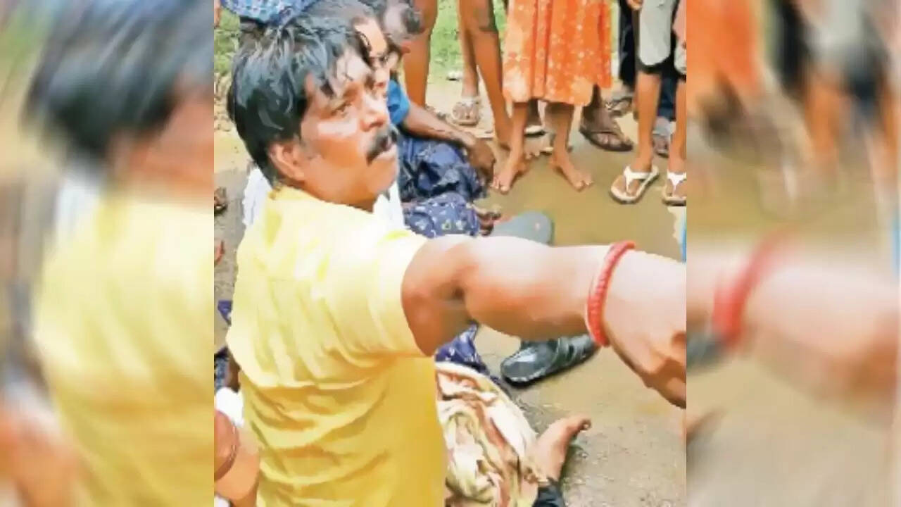 கடலூர் அருகே பரபரப்பு..!! மனைவியுடன் ஊராட்சி மன்ற தலைவர் தீக்குளிக்க முயற்சி!! கடலூர் அருகே பரபரப்பு..!! மனைவியுடன் ஊராட்சி மன்ற தலைவர் தீக்குளிக்க முயற்சி!!