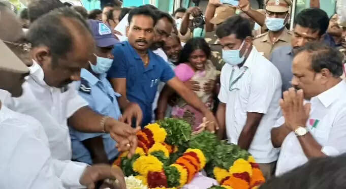 BREAKING: கள்ளக்குறிச்சி மாணவி உடல் பெற்றோரிடம் ஒப்படைப்பு.. பெரும் உருக்கம் !!