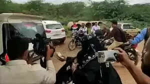 உன்னோட பணம் யாருக்கு வேணும்..?: முன்னாள் முதல்வர் கொடுத்த ரூ.2 லட்சத்தை வீசி எறிந்த பெண்..!