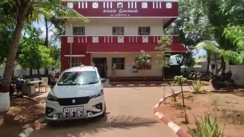 திண்டுக்கல் அருகே சோகம்.. கார் கவிழ்ந்து விபத்து.. 6-ம் வகுப்பு மாணவர் பலி..!