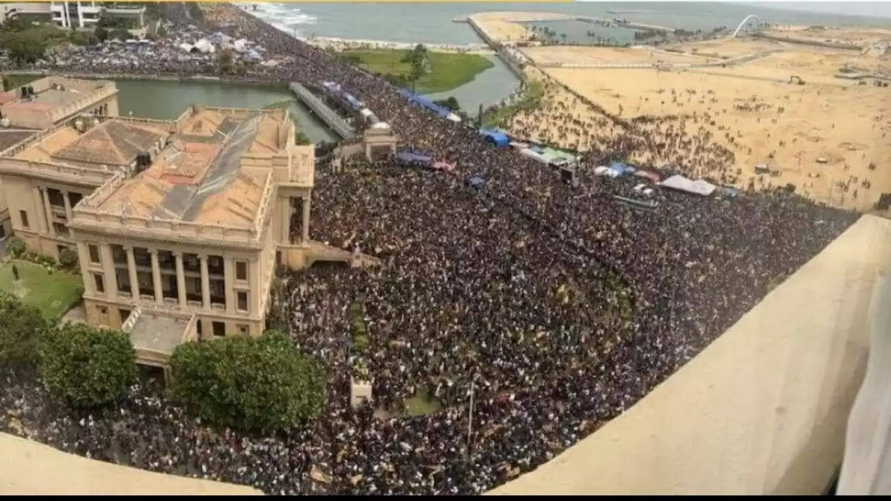 பரபரப்பு! இலங்கையில் அதிபர் மாளிகை சூறை!!