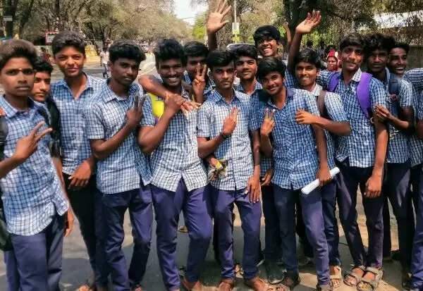 மாணவர்கள் இப்படித்தான் பள்ளிக்கு வரணும்.. தலைமையாசிரியர் அதிரடி..!