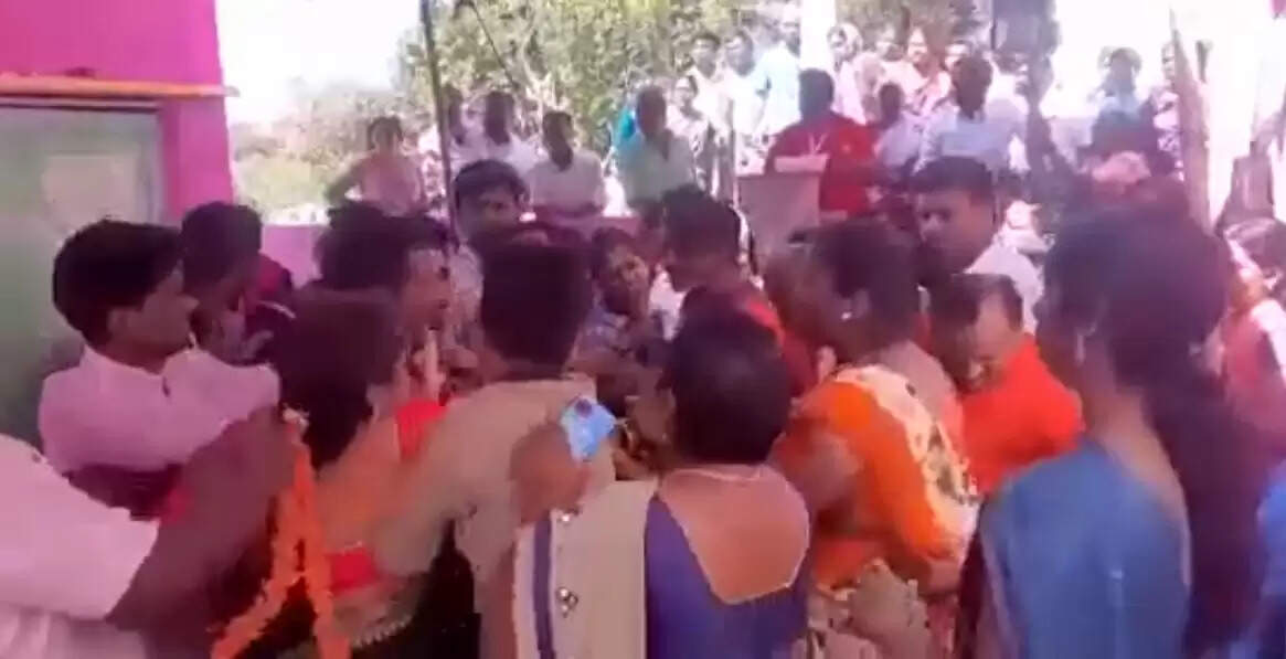 குடும்ப விசேஷத்தில் உறவினர்களை வீடு புகுந்து தாக்கிய பெண்! வீடியோ!! குடும்ப விசேஷத்தில் உறவினர்களை வீடு புகுந்து தாக்கிய பெண்! வீடியோ!!