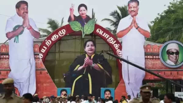 பொதுக்குழுவில் பரபரப்பு.. போலி அட்டையுடன் வந்தவர்கள் போலீசாருடன் வாக்குவாதம்..!