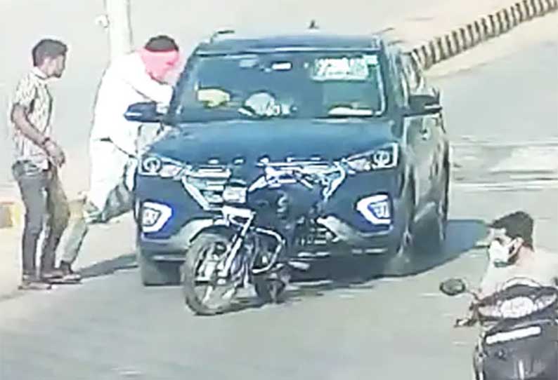 நடுச்சாலையில் டாக்டர் தம்பதி சுட்டுக்கொலை.. பதைபதைப்பை ஏற்படுத்தும் வீடியோ !!