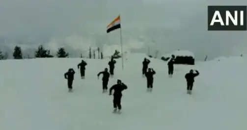 ரத்தத்தை உறையை வைக்கும் குளிர்.. ராணுவ வீரர்கள் வீர நடனம்.. வைரல் வீடியோ !