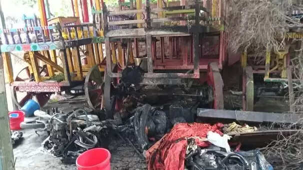 கோவிலுக்குள் புகுந்து தாக்குதல்- 2 பக்தர்கள் படுகொலை.. தொடரும் பதற்றம் !!