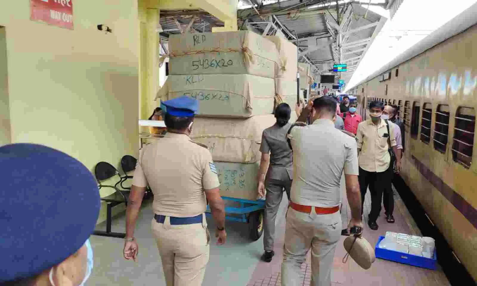 ரயில்களில் டிக்கெட் எடுக்காமல் பயணிக்கும் காவலர்கள்.. தமிழக டிஜிபிக்கு ரயில்வே கடிதம்