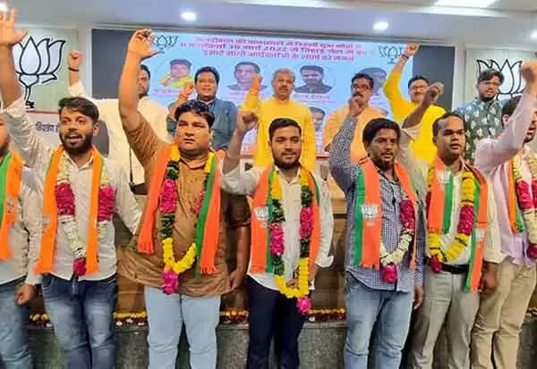 சர்ச்சை.. டெல்லி முதல்வர் வீட்டை தாக்கிய பாஜகவினருக்கு கட்சி சார்பில் பாராட்டு விழா !!