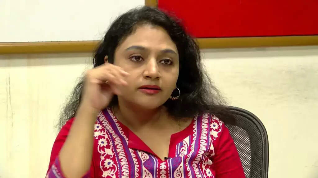 பிரபல நடிகர் வீட்டில் மாமியார் – மருமகள் சண்டை!!