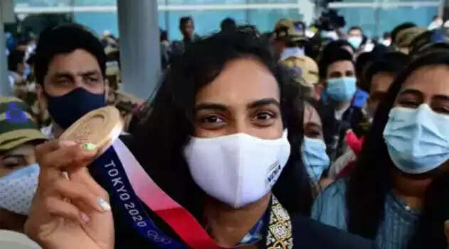 பதக்கத்துடன் தாயகம் திரும்பிய பேட்மிண்டன் நாயகி பி.வி. சிந்துவுக்கு உற்சாக வரவேற்பு !!