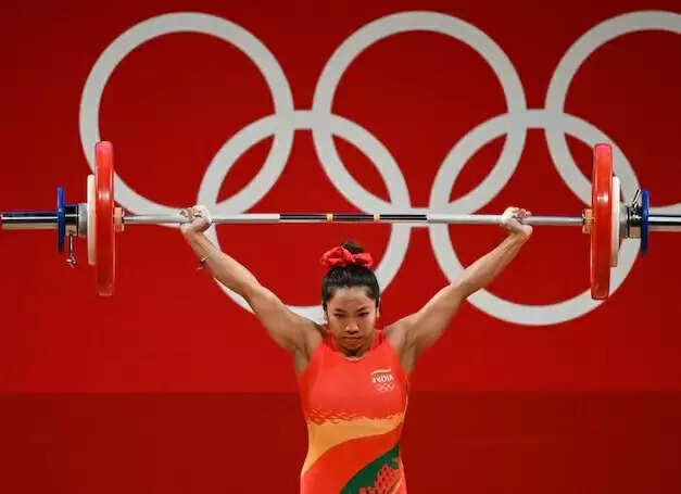 ஒலிம்பிக் பதக்கத்துடன் தாயகம் திரும்பிய மீராபாய் சானு.. உற்சாக வரவேற்பு !!