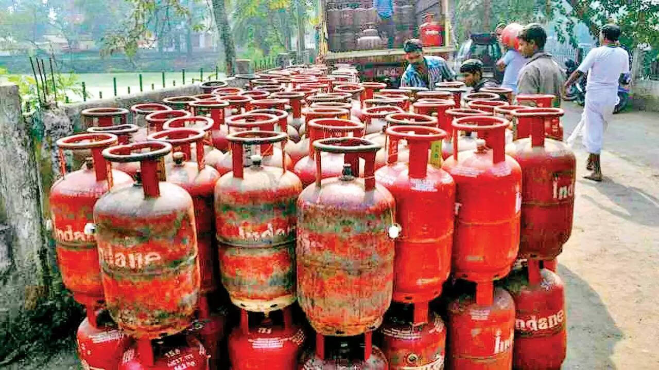 கேஸ் மானியத்தில் சுமார் 20 லட்சம் அபேஸ் செய்த அதிமுக நிர்வாகி!!