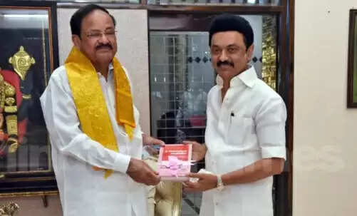கருணாநிதி சிலை இன்று திறப்பு.. சென்னை வருகிறார் குடியரசு துணைத் தலைவா் !!