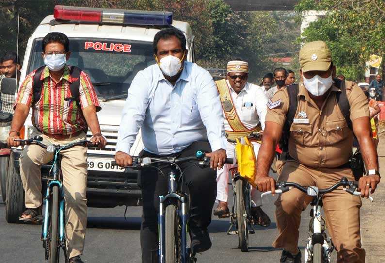 அலுவலகத்திற்கு சைக்கிளில் வந்த மாவட்ட ஆட்சியர்..!