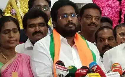 கடத்தல் வழக்கு.. சிறையில் இருந்து வெளியே வருகிறார் பாஜகவின் சூர்யா சிவா !! கடத்தல் வழக்கு.. சிறையில் இருந்து வெளியே வருகிறார் பாஜகவின் சூர்யா சிவா !!