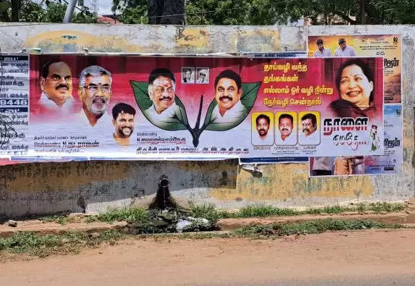 அதிமுகவில் இரட்டை தலைமை.. திருச்சியில் பரபரப்பு போஸ்டர்..!
